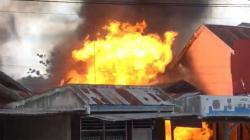 Kebakaran Hebat di Gorontalo, 6 Rumah dan 1 Tempat Usaha Hangus Dilalap Api<