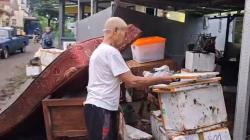 Banjir di Jember Surut, Warga Sibuk Bersihkan Lumpur dan Amankan Barang Layak Pakai