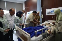 Momen Prabowo Genggam Erat Tangan Siswa SD Korban Ditabrak Mobil MBG di RSUD Koja