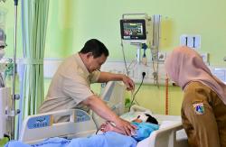 Jenguk Siswa Korban Tabrak Mobil MBG, Prabowo Janji Kirim Bubur Ayam