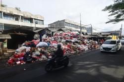 Bau Busuk! Ciputat Tangsel Dipenuhi Tumpukan Sampah