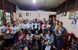 Anggota DPRD Manggarai Hima Domi Berikan Bingkisan Pakaian Misa Natal untuk Umat Paroki Kumba<