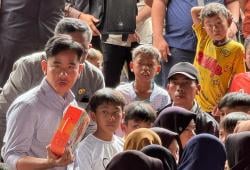 Gibran Temui Korban Bencana di Gayo Lues Aceh: Bapak-Ibu Tak Sendiri