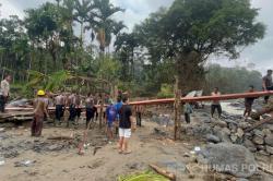 Brimob Polda Sumbar Bangun Jembatan Darurat di Agam, Cari Korban Hilang<