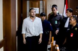 Tampang Ammar Zoni Dibawa dari Nusakambangan Ikut Sidang Kasus Narkoba   