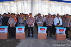 Kapolri Beri Bantuan untuk 170 Anggota Polda Sumbar Korban Bencana<