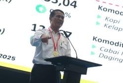 Amran Perintahkan Dirjen Telepon Distributor Pupuk yang Persulit Petani: Cabut Izinnya!