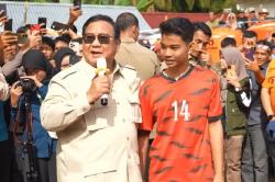 Prabowo Takjub Anak Pengungsi Agam Hafal Nama Menteri: Pintar Juga Kau