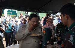 Prabowo Santap Nasi Goreng di Dapur Pengungsi Agam: Enak