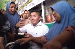 Momen Seskab Teddy Dengar dan Catat Keluhan Emak-Emak Pengungsi di Agam