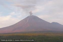 Gunung Semeru Erupsi Belasan Kali Hari Ini, Kolom Abu Capai 1.000 Meter<