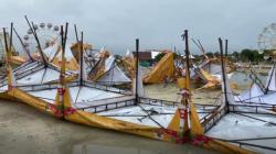 Hujan Deras dan Angin Kencang Terjang Lamongan, Puluhan Tenda Acara Porak-poranda<