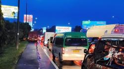 Jelang Libur Natal, Arus Kendaraan Wisatawan Padati Gerbang Tol Pasteur Bandung<