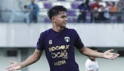 Hokky Caraka Menggila! Persita Tangerang Hancurkan Persik Kediri