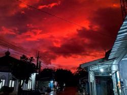 Viral Langit Merah Darah di Pantai Panimbang Pandeglang, Bikin Merinding!