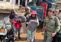 Akses Terputus gegara Longsor, JHL Group Terobos Akses Maut demi Salurkan Bantuan ke Agam