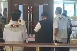 KPK Geledah Ruang Kerja Bupati Bekasi Ade Kuswara Kunang, 2 Koper Dokumen Disita