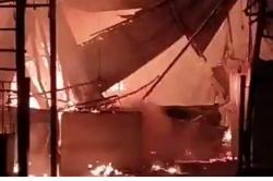 Kebakaran Ratusan Kios di Pasar Pagi Pemalang, Tim Damkar 3 Daerah Diterjunkan