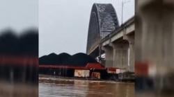 Ponton Batu Bara Tabrak Pilar Jembatan Mahulu Samarinda, Warga Panik Dengar Benturan Keras<