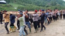 Polisi Bersama Warga Berjibaku Siapkan Jembatan Darurat Pascabanjir Bandang di Penomon Jaya<