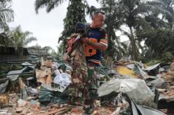 Kisah Heroik Sertu Hamzah, Tetap Bertugas meski Istri Meninggal Tertimpa Longsor <