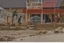 Mencekam! Banjir Bandang Terjang Agam, Prajurit TNI Naik ke Atap Selamatkan Diri<