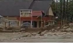 Detik-detik Menegangkan Prajurit TNI di Agam Panjat Atap Hindari Banjir Bandang<