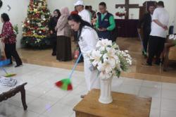 Sambut Nataru, Penyuluh Agama se-Indonesia Kompak Bersihkan Rumah Ibadah Lintas Iman