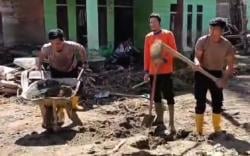 Aksi Sigap Personel Polres Gayo Lues Bersihkan Rumah Warga Terdampak Banjir Bandang<