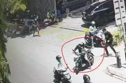 Viral Komplotan Maling Motor Todongkan Senpi ke Warga di Jakbar, Diburu Polisi!