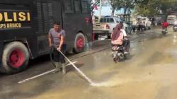 Polisi Bersihkan Jalan Protokol Aceh Tamiang Pascabanjir, Kurangi Debu Jaga Kesehatan Warga<