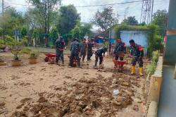 Solid! TNI-Polri dan Relawan Gotong Royong Bersihkan Sisa Banjir di Langsa Aceh