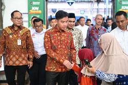 Gibran Tinjau Arus Mudik Natal di Stasiun Semarang Tawang, Pastikan Kelancaran Layanan Penumpang