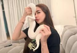 Bikin Merinding, Aura Kasih Pamer Pose Ekstrem Bareng Ular Besar