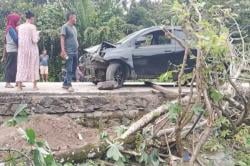 Kecelakaan di Lebak, Pemotor Mogok Terpental Ditabrak Mobil dari Belakang<
