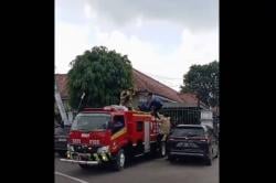 Viral Aksi Damkar Padamkan Kebakaran Pakai Baju Korpri, Rela Tinggalkan Pelantikan PPPK<