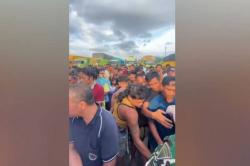 Viral Ratusan Sopir Truk Berebut Nasi Bungkus Gratis di Pelabuhan Bandar Bakau Jaya<