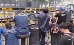 Demo Buruh di Bandung Ricuh, Massa Tolak SE Gubernur Jabar soal Upah Sektoral<