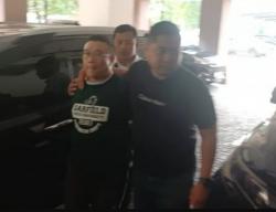 Tampang Samuel Terduga Pelaku Pengusiran Nenek Elina di Surabaya saat Ditangkap Polda Jatim<