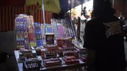 Jelang Tahun Baru, Polisi Razia Pedagang Petasan dan Kembang Api di Makassar<