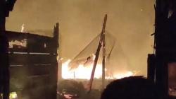 Ratusan Kios Pasar Lemahabang Cirebon Ludes Terbakar, Api Diduga akibat Sambaran Petir