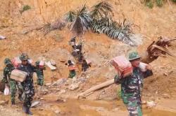 Akses Jalan Putus, Personel TNI Jalan Kaki Panggul Bantuan ke Dusun Terpencil di Tapteng