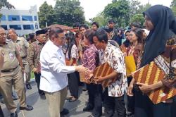 Program Pemutihan, Pramono Serahkan Ijazah Tertahan ke 2.753 Orang