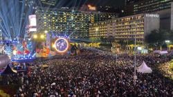 Hujan Tak Surutkan Antusiasme Warga Sambut Tahun Baru, Bundaran HI bak Lautan Manusia