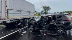Mobil Ditumpangi Sekeluarga Kecelakaan di Tol Pemalang–Batang, Balita Tewas<