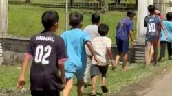 Warga Tapsel Berlarian Sambut Prabowo di Jembatan Bailey Sungai Garoga