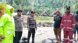 Polisi Evakuasi Warga dan Pengunjung Terjebak Banjir di Wisata Zahara Polman<