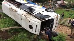 Elf Bawa Rombongan Wisatawan Terguling di Mojokerto, Belasan Penumpang Dilarikan ke RS