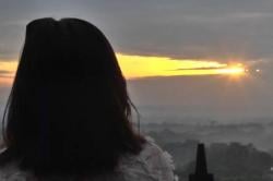Penampakan Matahari Terbit Pertama 2026 dari Candi Borobudur, Wisatawan Antusias<