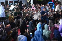 Momen Prabowo Nonton Film Jumbo Bareng Pengungsi Tapsel di Malam Tahun Baru
